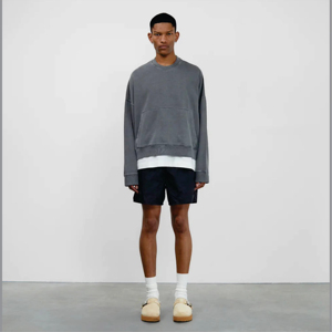 Sudadera deportiva de cuello redondo verde bosque de ajuste holgado cálido y acogedor 77% algodón 23% técnica de patrón de estampado de soplo de poliéster reciclado - Product Image 1