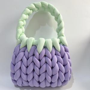 กระเป๋าโท้ทลำลอง Bigknit ผ้าถักบุผ้าฝ้าย ปิดด้วยผ้าคลุม สีลูกกวาดใหม่ งานแฮนด์เมด ทอแบบ DIY หนา ผลิตในไอซ์แลนด์ ไทยแลนด์ สำหรับผู้ชาย - Product Image 5