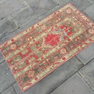 Tapis vintage, petit tapis turc de 2,1 x 3,9 pieds, tapis oriental en laine rouge - Product Image 2