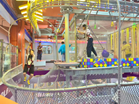 Équipement de parc d'aventure intérieur commercial : Mur d'escalade en acier, système d'escalade automatique, toboggan géant, centre de divertissement familial personnalisable
