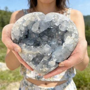 Géode de célestine bleue en forme de cœur, spécimen de pierres de guérison et de cristaux, amas en forme de cœur pour décoration de cadeau, méditation Reiki - Product Image 1