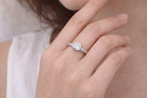 Anillo de Plata de Ley 925 con una Sola Piedra de Circonita Cúbica, Diseño Clásico y Minimalista, Anillo de Plata Maciza para Mujer - Product Image 4