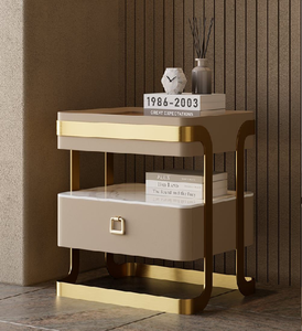 Nightstand เปิดกรอบในสีเบจที่มีหินอ่อน-ดูชั้นวางด้านล่าง, ลิ้นชักปิดและฐานโลหะโค้งที่โดดเด่นกรอบ - Product Image 1