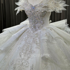 Robe de mariée moderne OY018 en tulle avec traîne chapelle, ornée de fleurs, de cristaux, de paillettes et de perles - Product Image 5