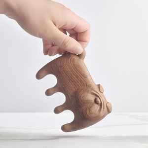 Peigne à dents larges en bois naturel poli artisanal, démêloir pour cheveux, soin du cuir chevel, outil de qualité professionnelle - Product Image 5