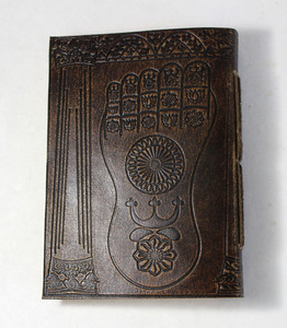 Diario de Cuero de Cabra Encuadernado a Mano con Papel Lokta y la 'Pie Simbólica' de Buda Grabada en la Cubierta - Product Image 5