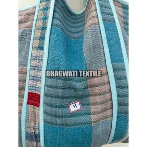 Sac fourre-tout Kantha Jhola vintage fait à la main Style indien décontracté avec double sangles et décoration florale Sacs à main Produit - Product Image 3