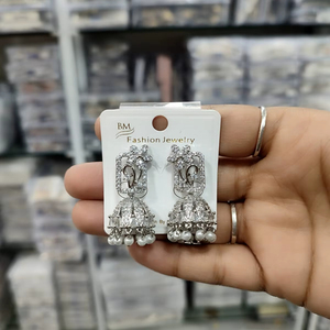 Boucles d'oreilles pendantes ethniques américaines en pierre, petites jhumkis plaquées or avec zircon en alliage, forme cloche, imitation perle pour mariages - Product Image 1