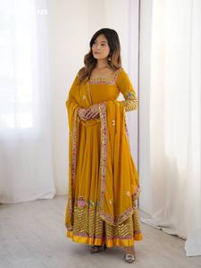 Robe de mariée en georgette lourde avec broderie multi-fils et travail de séquence, exportateur de mode féminine à prix de gros - Product Image 2
