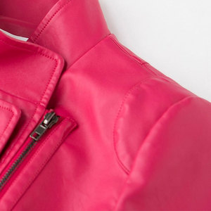 Venta directa de fábrica MOQ bajo chaqueta de cuero de moda de talla grande para mujer para invierno patrón sólido con cierre de cremallera de logotipo frontal - Product Image 3