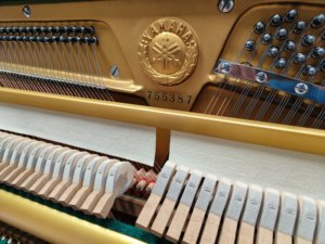 Piano Vertical Yamaha U1E Rosa Clásico, Importado de Japón, Artesanía Superior, Acabado Rosa de Alta Calidad, Rendimiento Suave - Product Image 6