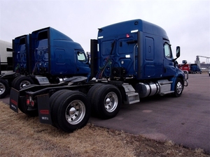 Camión de Carga Usado Freightliner Cascadia 113 con Cabina Dormitorio, Techo Medio de 60'', 450HP, Automático, Años 2019 y 2022, en Venta - Product Image 2