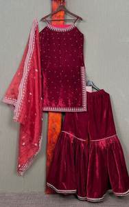Belle broderie de créateur Velours Salwar Kameez Readymade Indien Violet Rouge 3 pc Velours Kurta Palazzo avec Dupatta Partywear - Product Image 3