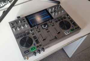 Contrôleur DJ autonome portable alimenté par batterie Denons DJ Primes GO+ de qualité supérieure, 100% original, scellé en usine - Product Image 4