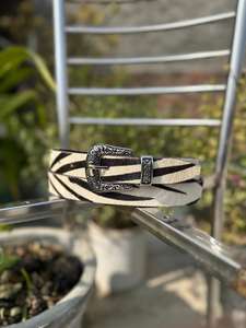 Ceinture artisanale durable en cuir blanc vieilli avec boucle en acier robuste et design western - Product Image 3