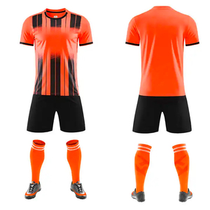 Vêtements de football rétro personnalisés pour hommes et enfants Ensemble de maillots de club d'uniformes de football personnalisables - Product Image 3