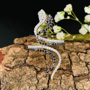 Anillo de Lujo de Oro Sólido de 14K con Dos Serpientes Antiguas y Diamantes de Moissanita para Mujer, Aniversario - Product Image 5