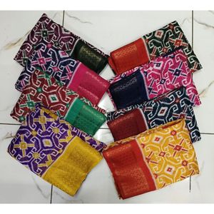 Vente en gros de 8 saris en soie mélangée Ikat Handloom avec motifs géométriques traditionnels Couleurs vives assorties - Product Image 3