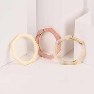 Bracelet en résine au tempérament affirmé, bague géométrique irrégulière unie, bijoux faits à la main pour femmes, couleur et taille personnalisables - Product Image 2