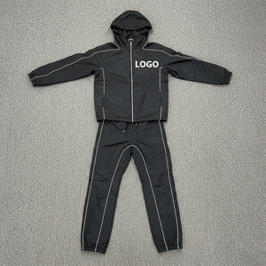 Survêtement en nylon noir avec logo OEM personnalisé Vêtements de rue en polyester Survêtement avec veste et pantalon coupe-vent avec passepoil pour hommes - Product Image 3