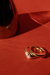 แหวนทองคำแท้ 18K สไตล์คลาสสิก สำหรับงานหมั้นและงานแต่งงาน ประดับด้วยโมอิสซาไนต์ทรงลูกแพร์แบบตะวันออก-ตะวันตก ดีไซน์วงแหวนหนาแบบฟลัชฟิต - Product Image 3