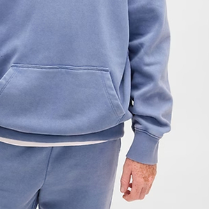 Sweat à capuche pour garçons avec épaules tombantes et logo personnalisable pour les acheteurs en gros, prix avantageux / Manches longues et poches kangourou - Product Image 4