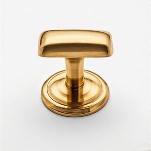 Queens Crest Knob Imperial Crest Perilla de puerta de metal grabada Vintage Inspirado Europeo para Hotel Apartamento Majestuoso Encanto interior - Product Image 5