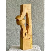 Escultura artística de madera tallada en madera maciza, perfecta para espacios de exposición, galerías y estudios creativos