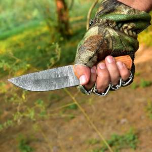 Couteau de chasse en acier damas fait main de haute qualité avec gaine en cuir Conception de couteau de camping à lame fixe supportée OEM - Product Image 4