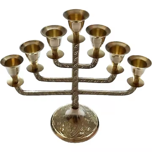 Portavelas Vintage de latón de 7 ramas de 8,5 pulgadas con logotipo personalizable, candelabro navideño de pilar de Metal elegante de Decor Impex - Product Image 3