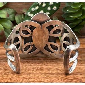 Brazalete de Plata de Ley y Turquesa Royston Hecho a Mano por Artistas Navajo, Accesorio de Moda - Product Image 5
