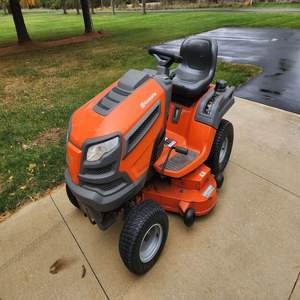 เครื่องตัดหญ้า Husqvarna YTH24V48LS ปี 2009 แบบเดินตาม พร้อมระบบเสียงระดับพรีเมียม จัดส่งรวดเร็ว รับประกันความพึงพอใจ - Product Image 1