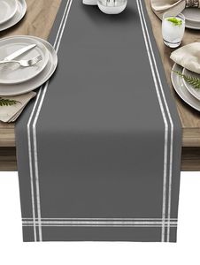 Chemins de table en lin ornés de motifs floraux avec broderie élaborée, faits à la main et personnalisables pour des centres de table élégants - Product Image 2