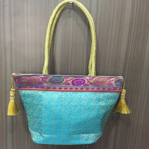 Exportation Qualité Colorful Art Soie Sac à main pour les femmes à la mode et durable pour les vêtements traditionnels de tous les jours disponibles à la vente - Product Image 1