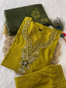 Elegante Traje de Fiesta Estilo Pakistaní de Diseñador, Vestido de Novia Bordado en Seda Semi-Cosido, Salwar Kameez Largo Listo para Usar con Dupatta - Product Image 5