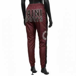 Pantalones Cortavientos para Mujer, Ligeros, de Tela de Poliéster Tejida, Diseño de Paneles Color Granate Sólido, Logotipo Personalizado con Pedrería - Product Image 5