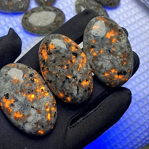 หินปาล์มยูเปอร์ไลต์ธรรมชาติ หินเปล่งแสงเมื่อโดนแสง UV หินโซดาไลต์เรืองแสงขัดเงา สำหรับการทำสมาธิเรกิ - Product Image 4