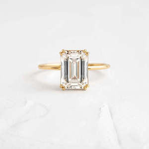 Elegante y lujoso anillo de compromiso solitario moissanita de corte esmeralda categoría de producto de gama alta - Product Image 1