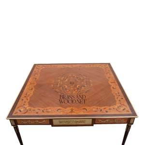 Mesa de Centro de Lujo con Incrustaciones de Madera, Adornos de Latón Antiguo y Marquetería Floral Intrincada para Salas de Estar Clásicas - Product Image 2