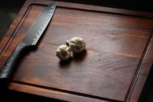 Tabla de cortar de madera personalizada de alta calidad para uso pesado Tabla de cortar de madera de acacia hecha a mano con grano único - Product Image 3