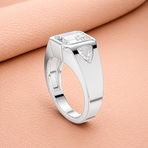 Bague Chevalière de Luxe pour Femme en Or Blanc Massif 14K avec Diamant de Laboratoire Taille Émeraude et Pierres Latérales Trillion, Plaqué Rhodium, pour Mariage - Product Image 2