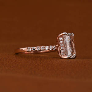 Bague de fiançailles en diamant Radiant Cut Lab Grown Bague Halo de style classique plaquée or rose 14KT avec certification IGI brillante glamour - Product Image 6