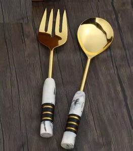 Serveurs à salade en laiton fini doré attrayant avec poignée en émail blanc Fourchette et cuillère de service Utilisation à la maison et à l'hôtel - Product Image 5