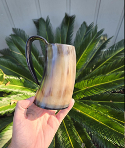 Taza de cuerno de búfalo, color miel claro, taza cilíndrica, disponible a precios de mayoreo. - Product Image 3