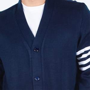 Suéter universitario de inspiración vintage: suave, cálido y perfecto para ropa informal y estilos de moda - Product Image 6