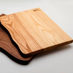 Tabla de cortar de madera duradera con acabado liso diseñada para un uso duradero y fácil limpieza después de la preparación de alimentos - Product Image 1