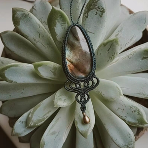 Pendentif macramé en pierre précieuse de labradorite fait à la main avec breloque en laiton Bijoux Boho uniques pour un usage quotidien - Product Image 1