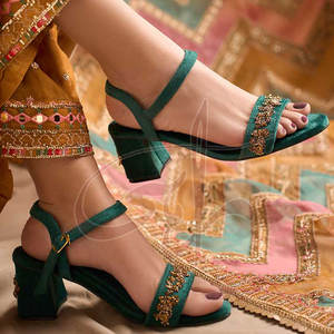 Sandalias de Tacón Antideslizantes Hechas a Mano en Pakistán, de Primera Calidad, con Suela de Cuero Genuino y Parte Superior de Terciopelo, Venta en Línea - Product Image 2