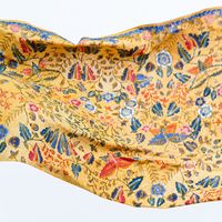 Kain Batik buatan tangan tradisional dengan latar belakang emas menyala motif bunga hidup dan kupu-kupu Ideal untuk modis