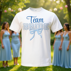 T-shirt coordinata floreale Team Bride Coquette blu con fiocco per eventi promozionali e feste nuziali - Product Image 2